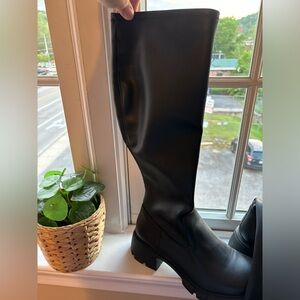 Preowned but almost new leather boots, like new